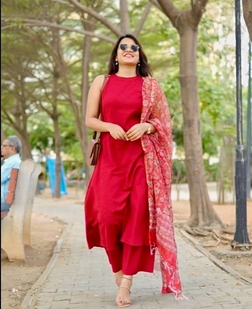 Red A-Line Halter Neck Kurti with Linen Dupatta & Cotton Palazzo – Sleeveless Trendy Style with Back Button
