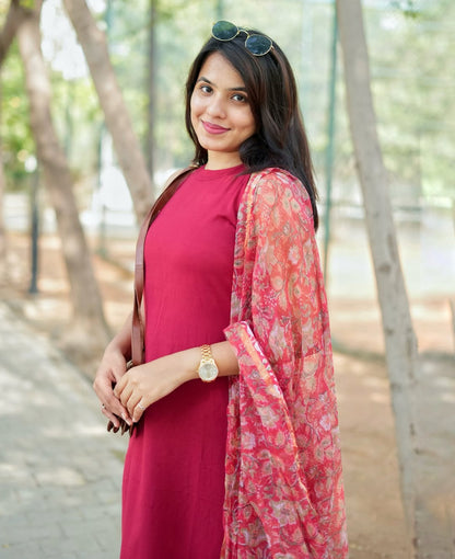 Red A-Line Halter Neck Kurti with Linen Dupatta & Cotton Palazzo – Sleeveless Trendy Style with Back Button
